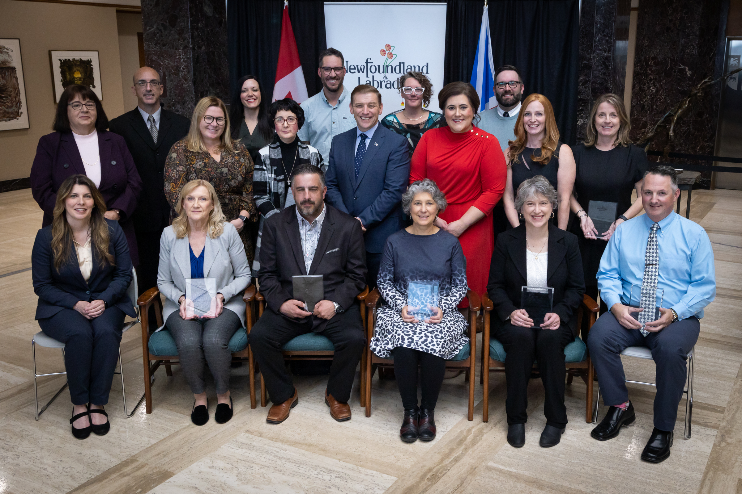 Le premier ministre Furey et le ministre Howell avec les récipiendaires des Prix du premier ministre et du ministre pour l’enseignement 2023.