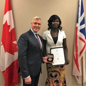 The Honourable Dwight Ball, Premier of Newfoundland and Labrador, presents the Council of the Federation Literacy Award 2018 to Ms. Suna Dau Yath.